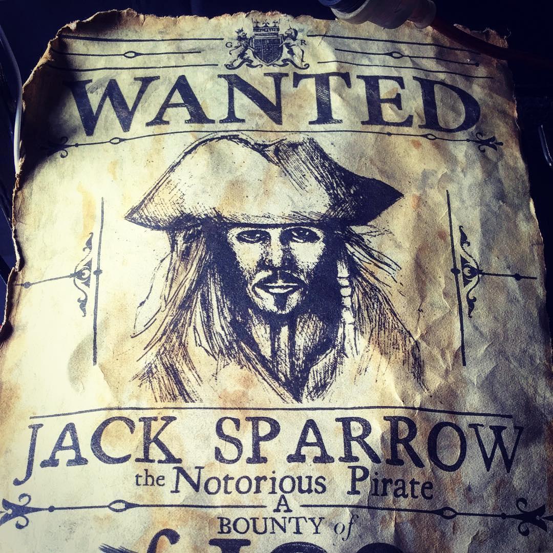 Jack Sparrow é um homem procurado em Piratas do Caribe: A Vingança de Salazar