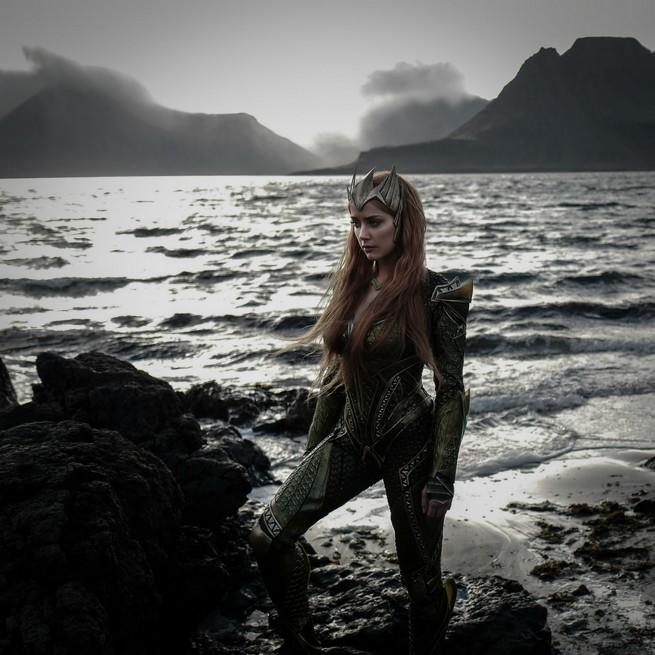 Divulgada a primeira imagem oficial de Amber Heard como Mera em Liga da Justiça!