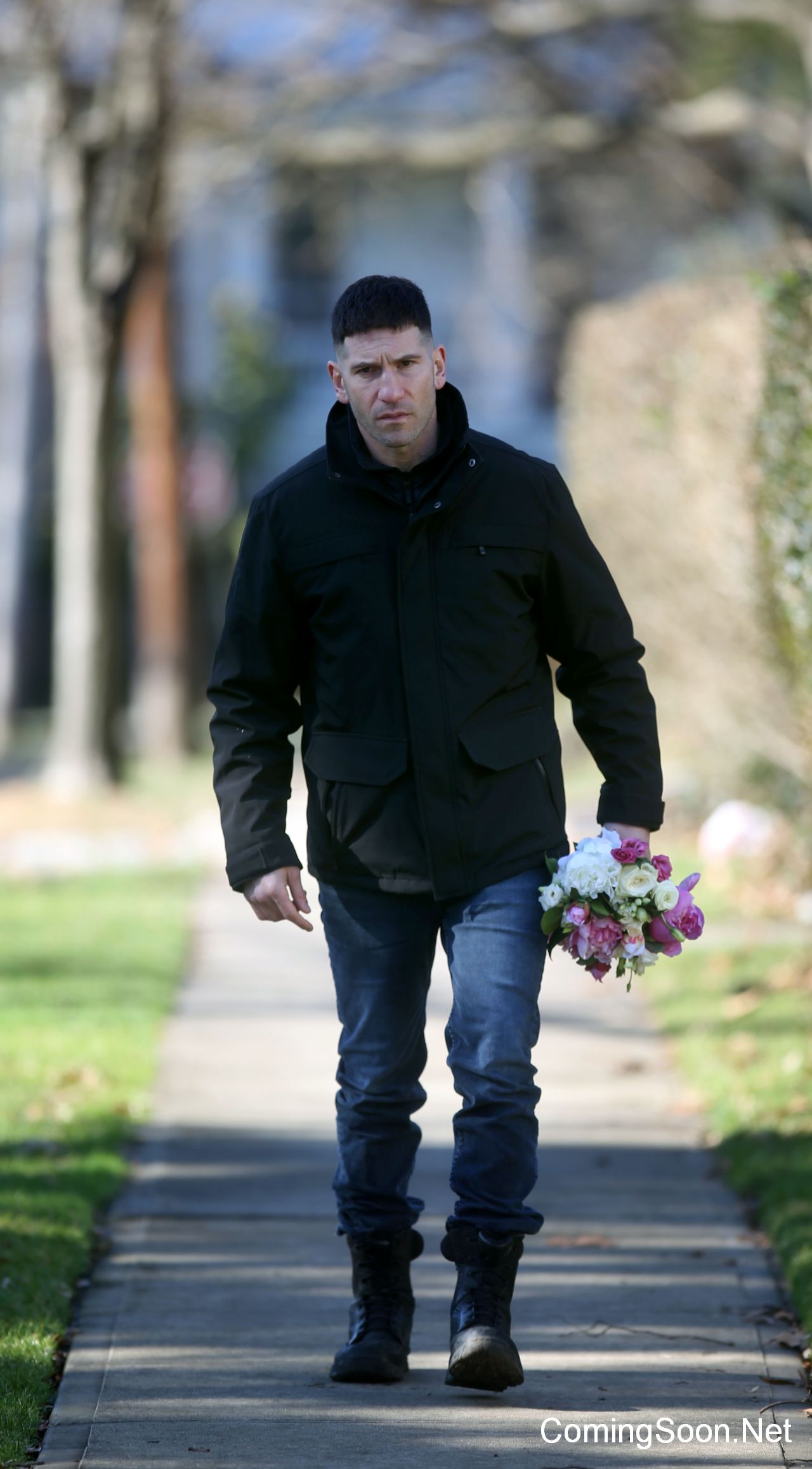 Frank Castle carrega flores em novas imagens dos bastidores da série do Justiceiro!