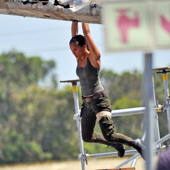 Alicia Vikander aparece como Lara Croft nas primeiras fotos do set de Tomb Raider!