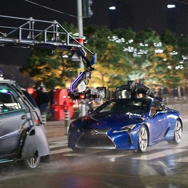 Pantera Negra aparece em cima de um carro em novas imagens e vídeos do set!
