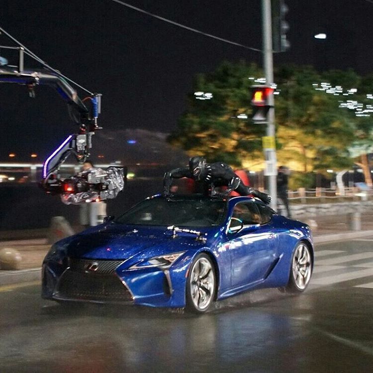 Pantera Negra aparece em cima de um carro em novas imagens e vídeos do set!
