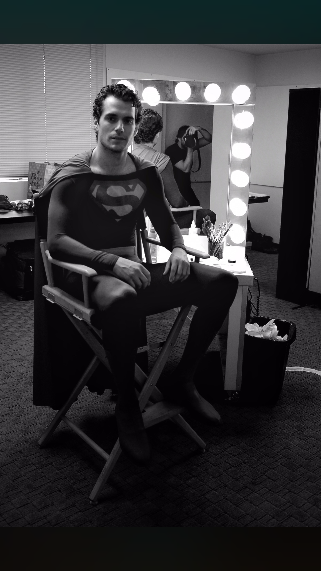 Zack Snyder divulga a primeira imagem do Henry Cavill vestido de Superman!