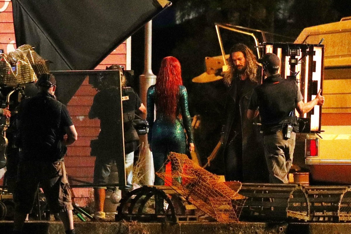 Jason Momoa e Amber Heard aparecem juntos em nova foto do set do filme do Aquaman!