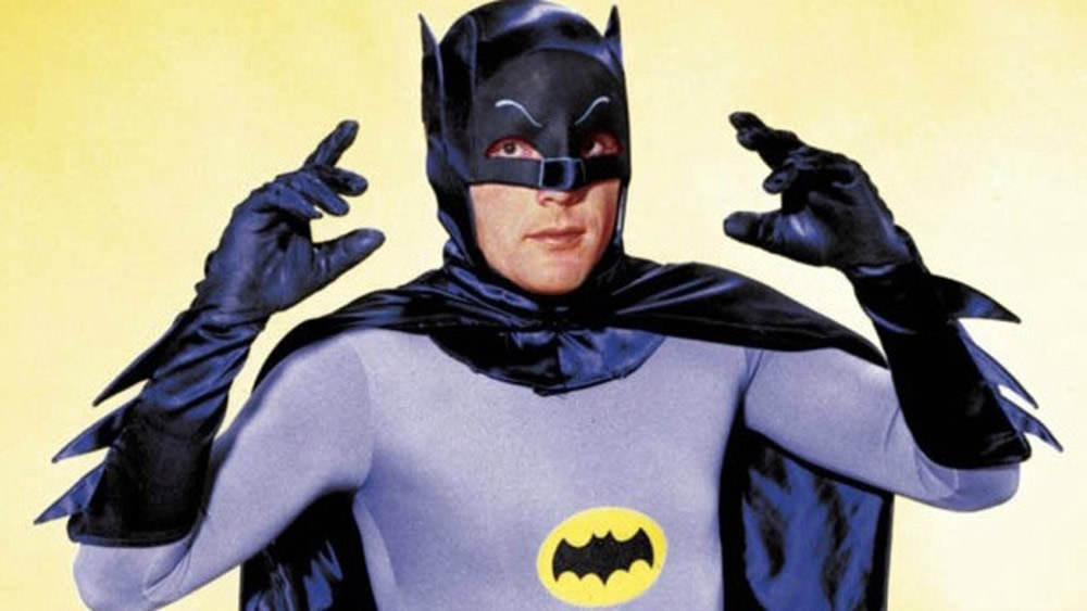 Adam West, o Batman da série de TV, morre aos 88 anos!