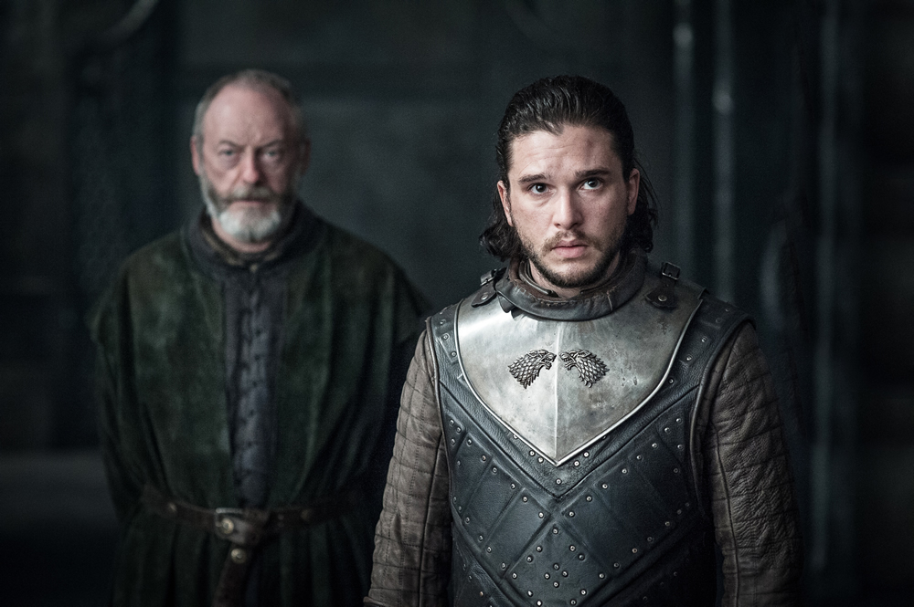 Jon e Davos aparecem chegando em Pedra do Dragão nas fotos do terceiro episódio de Game of Thrones!