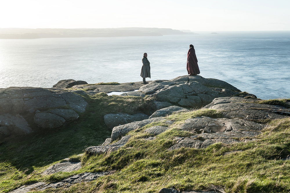 Jon e Davos aparecem chegando em Pedra do Dragão nas fotos do terceiro episódio de Game of Thrones!