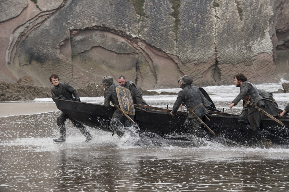 Theon aparece chegando em Pedra do Dragão nas fotos do quarto episódio de Game of Thrones!