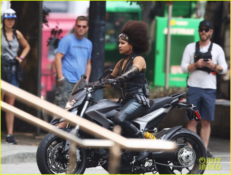 Josh Brolin e Zazie Beetz aparecem em novas fotos do set de Deadpool 2!