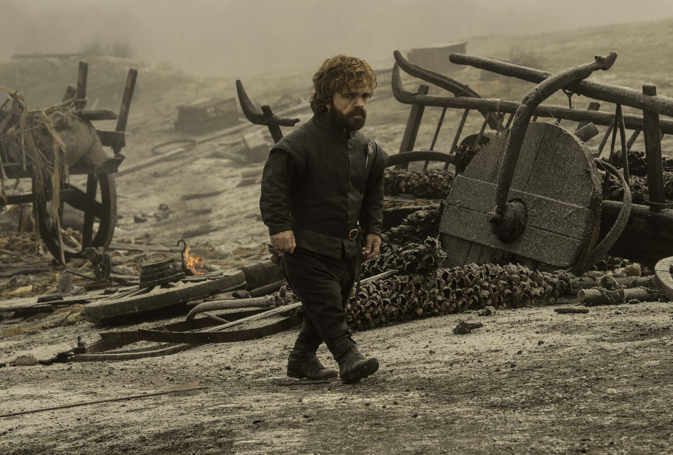 Tyrion caminha pelos destroços nas fotos do quinto episódio de Game of Thrones!