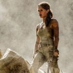 Alicia Vikander aparece usando arco e flecha em nova foto oficial de Tomb Raider!