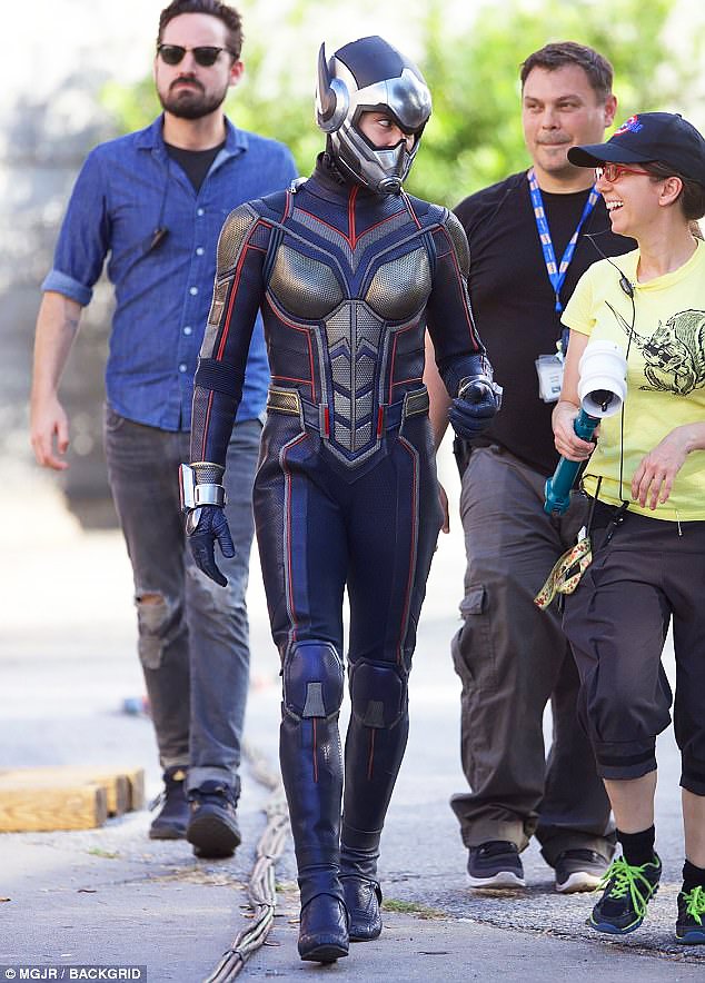 Evangeline Lilly aparece com o uniforme da Vespa no set de Homem-Formiga e Vespa!