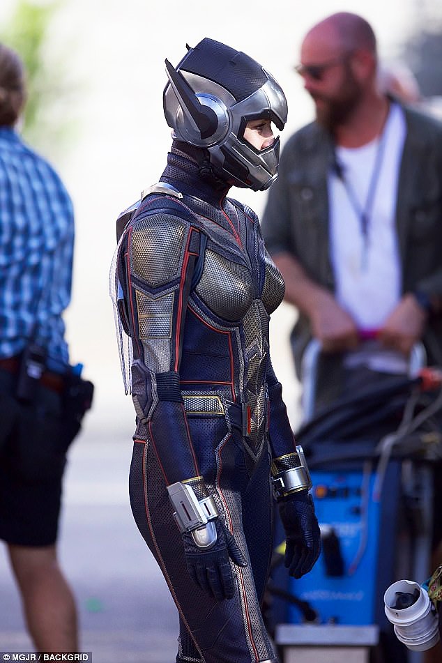 Evangeline Lilly aparece com o uniforme da Vespa no set de Homem-Formiga e Vespa!