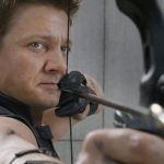 Clint Barton aparece como Ronin em nova imagem do set de gravações de Vingadores 4!