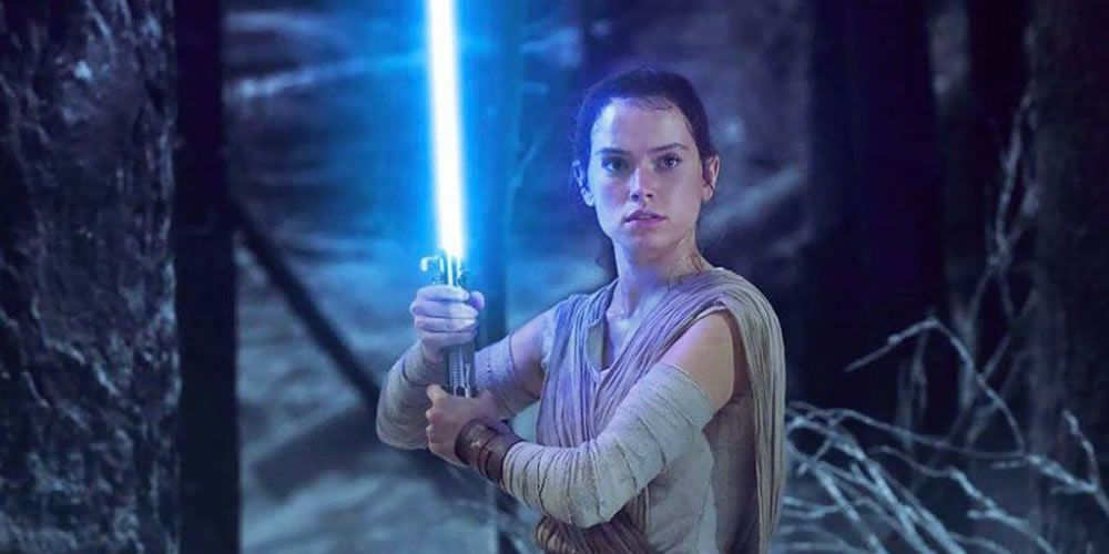 Rey aparece com o seu sabre de luz em novo pôster internacional de Star Wars: Os Últimos Jedi!
