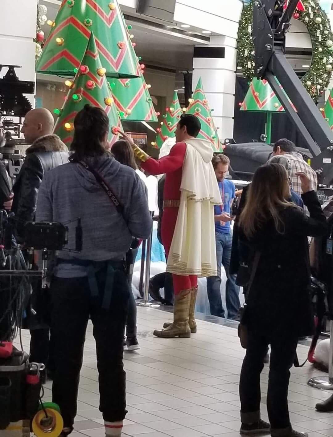 Divulgado a primeira foto do set de Shazam! mostrando Zachary Levi vestido como herói!