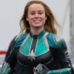 Jude Law aparece ao lado da Brie Larson em novas fotos do set de Capitã Marvel!