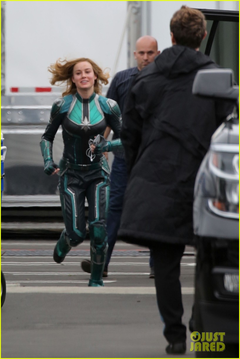 Jude Law aparece ao lado da Brie Larson em novas fotos do set de Capitã Marvel!