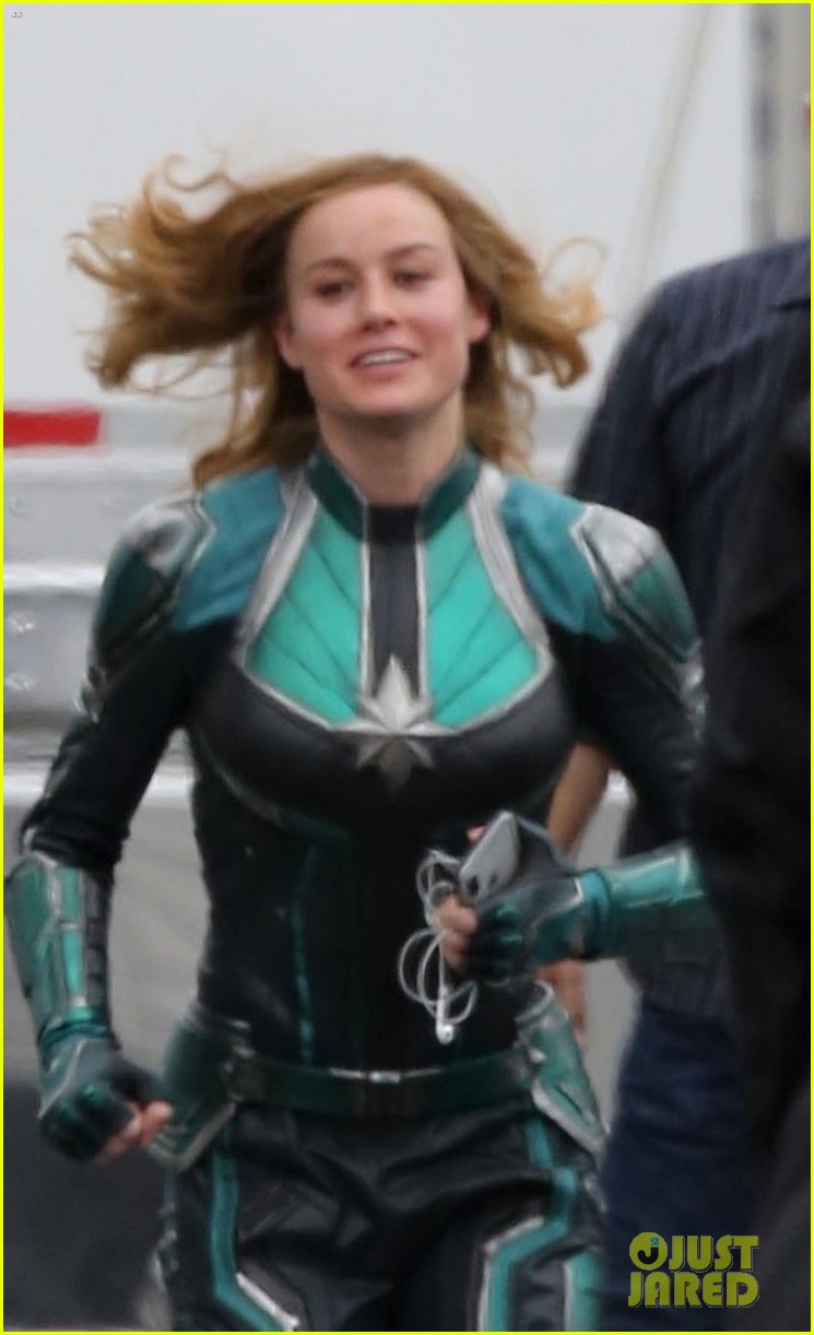 Jude Law aparece ao lado da Brie Larson em novas fotos do set de Capitã Marvel!