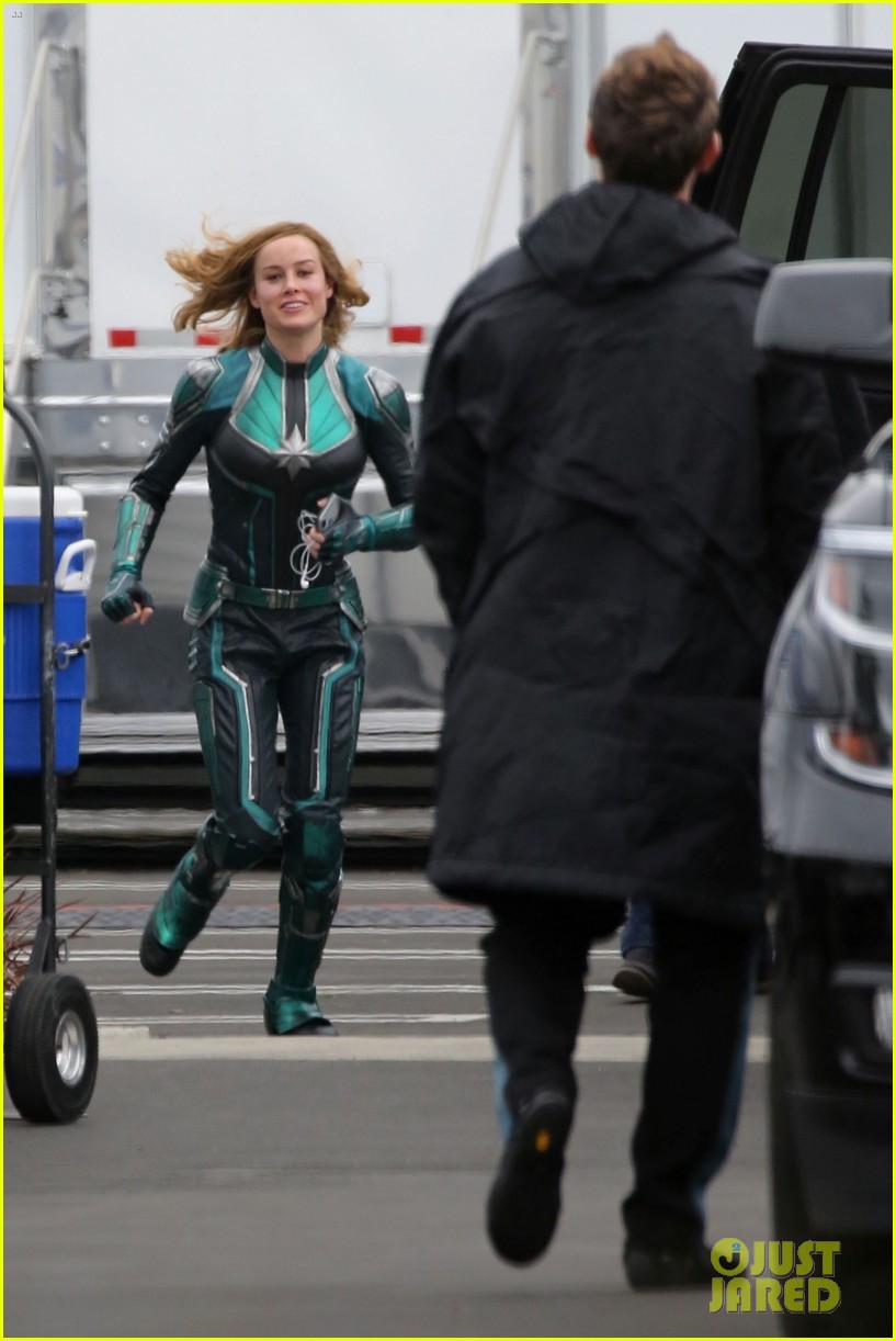 Jude Law aparece ao lado da Brie Larson em novas fotos do set de Capitã Marvel!