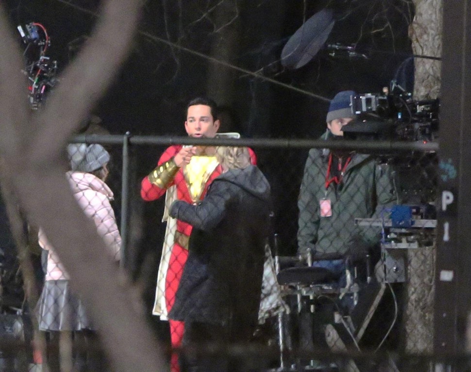 Nova foto do set de Shazam! mostra o raio no centro do peito do uniforme do herói!