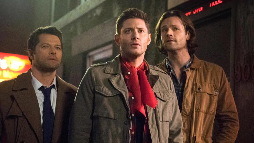 Sam, Dean e Castiel aparecem juntos com a turma do Scooby-Doo nas fotos do crossover com Supernatural!