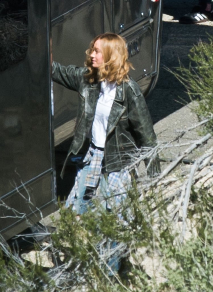 Fotos do set de Capitã Marvel mostram Brie Larson com visual dos anos 90!