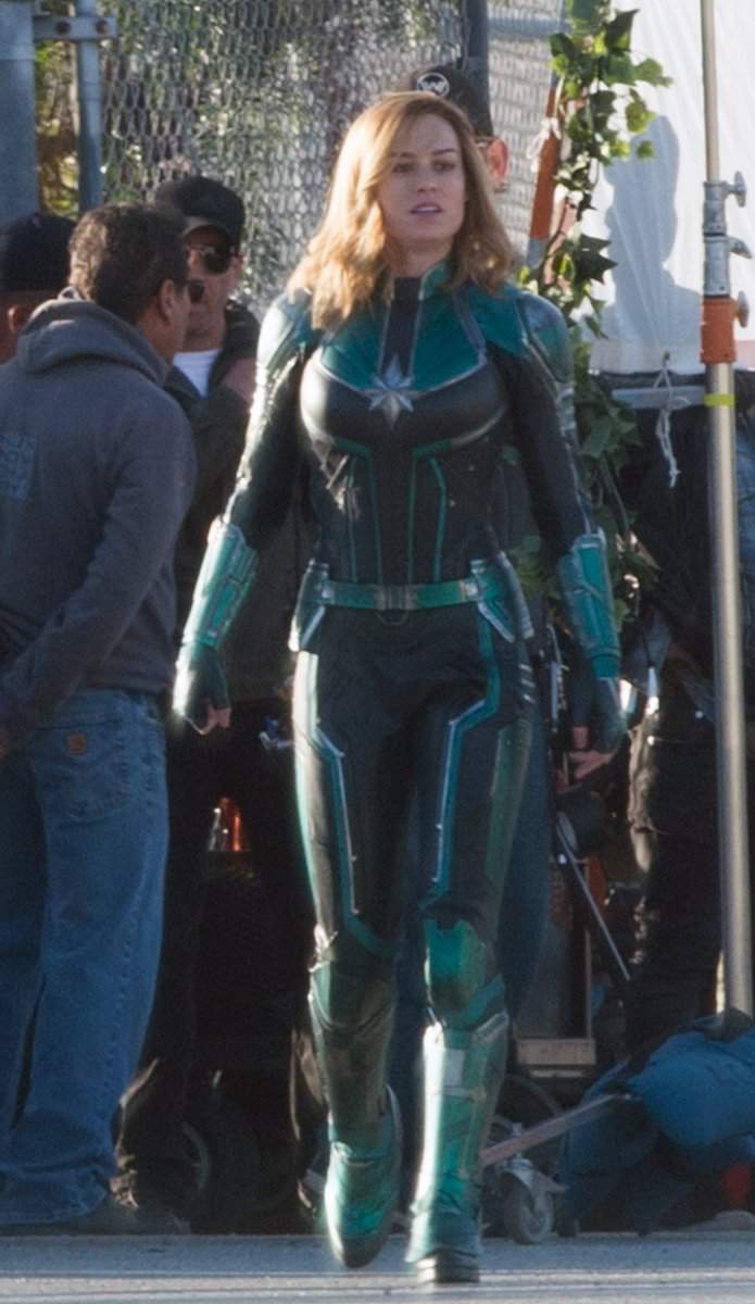 Novas fotos e vídeo do set de Capitã Marvel mostra Brie Larson com uniforme verde!