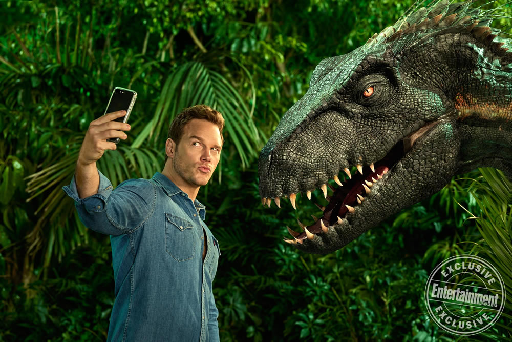  Chris Pratt tira selfie com dinossauro em novas imagens de Jurassic World: Reino Ameaçado!