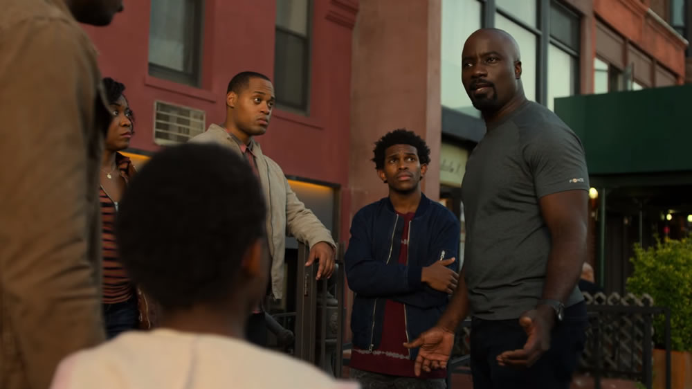 Moradores do Harlem não respeitam mais o Luke Cage em clipe inédito da segunda temporada!