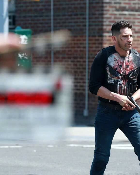 Frank Castle aparece com a roupa da caveira sujo de sangue em novas fotos do set da segunda temporada de Justiceiro!