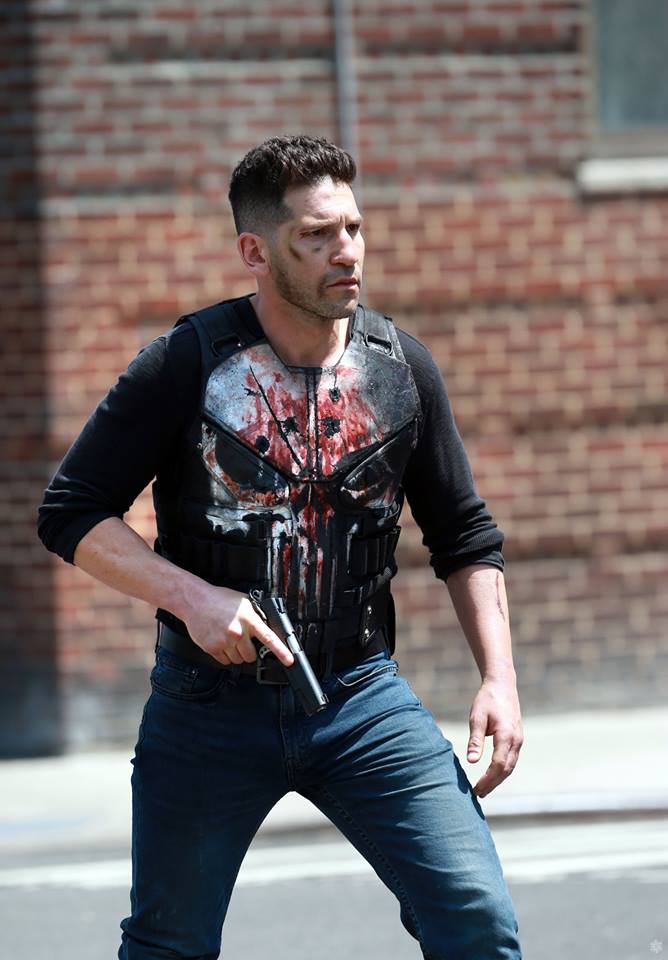 Frank Castle aparece com a roupa da caveira sujo de sangue em novas fotos do set da segunda temporada de Justiceiro!