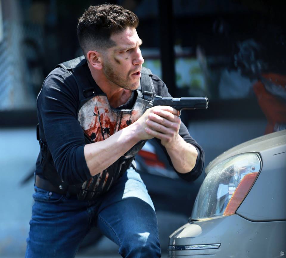 Frank Castle aparece com a roupa da caveira sujo de sangue em novas fotos do set da segunda temporada de Justiceiro!