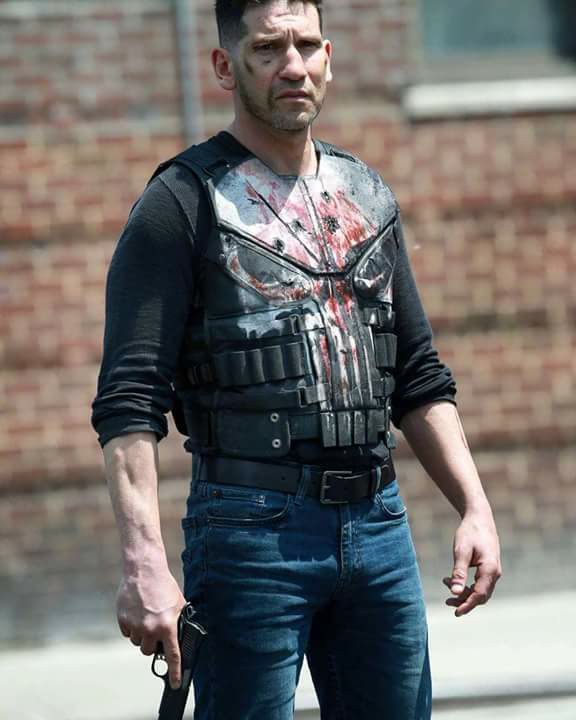 Frank Castle aparece com a roupa da caveira sujo de sangue em novas fotos do set da segunda temporada de Justiceiro!