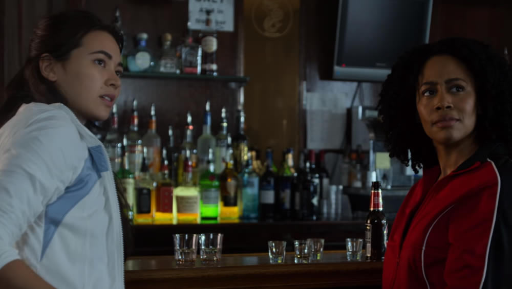 Misty Knight e Colleen Wing aparecem brigando em bar em clipe inédito da segunda temporada de Luke Cage!