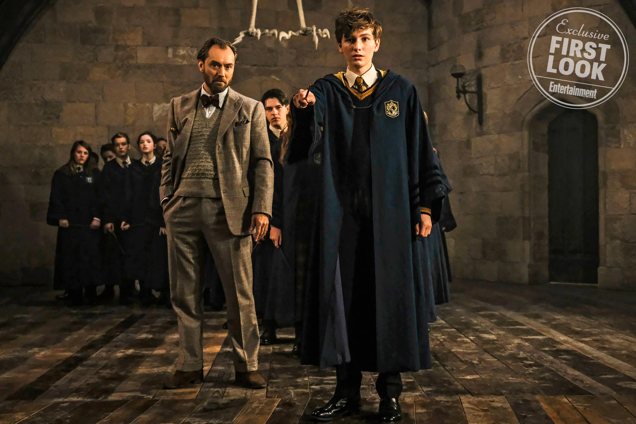 Nova foto de Animais Fantásticos: Os Crimes de Grindelwald mostra o jovem Newt tendo aula com Dumbledore em Hogwarts!
