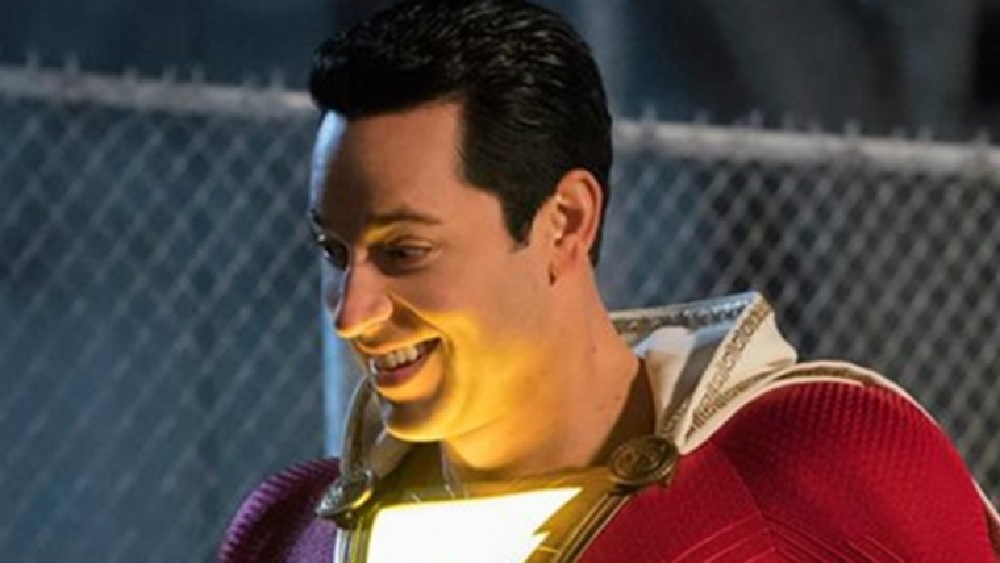 Nova imagem do filme do Shazam! mostra o herói destruindo um concreto!